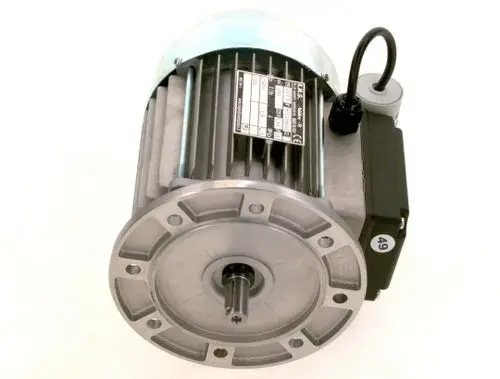 Elektromotor mit Metallschale und quadratischem Gehäuse, gekennzeichnet mit technischen Informationen und Anschlusskabel, produziert von Bosch.